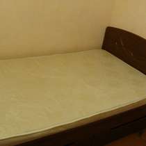 Продам набор мебели (кровать, комод, тумбочка), в Смоленске