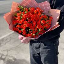 Яркие рыжие грозди кустовых роз в более нежной красивой упак, в Москве