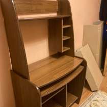 Компьютерный стол в хорошем состояние отдаю бесплатно, в Москве