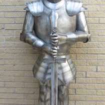 Скульптуры средневековых рыцарей из металла, в Белореченске