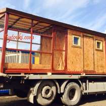 Курятник в месте с курами и петухами, в Москве