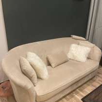 Продается красивый диван бежевого цвета. Цена: 800 AED, в г.Дубай