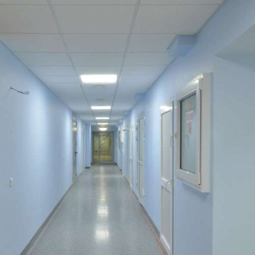 Отделка стен в больнице. Медпункт здание. Помещение больницы. Окно в больнице. Отделка медицинских учреждений.