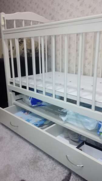 Детская кроватка-маятник+матрас в фото 3