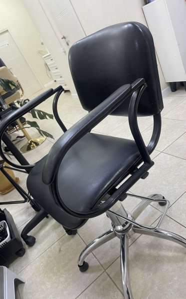 Продаю парикмахерское кресло свое