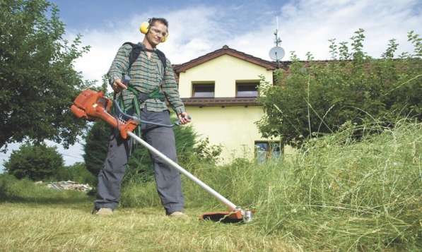 Покос травы триммером