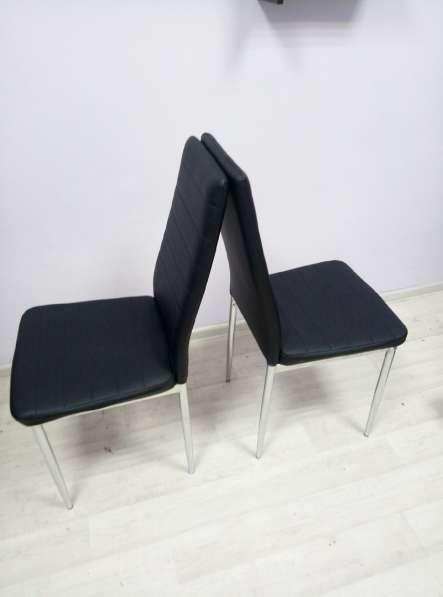 Маникюрный стол с полочкой и 2 черных стула в Брянске фото 4