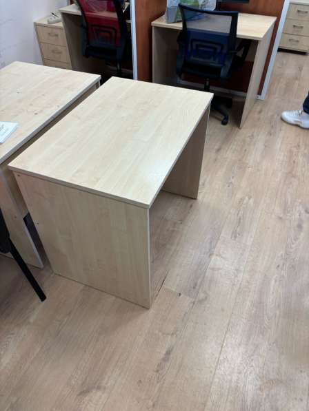 Офисная мебель бу (столы, тумбы, шкаф) в Москве фото 6