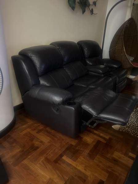 Продаю Кожаный диван в фото 3