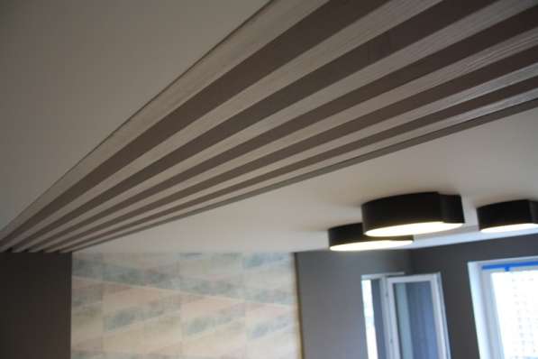 Реечные композиции в интерьере современного стиля в фото 11