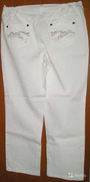 Брюки из джинсовой ткани белого цвета со стразами на задних в Калининграде
