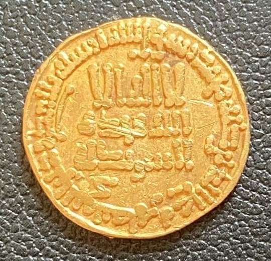 Золотая монета 816-года выпуска в 