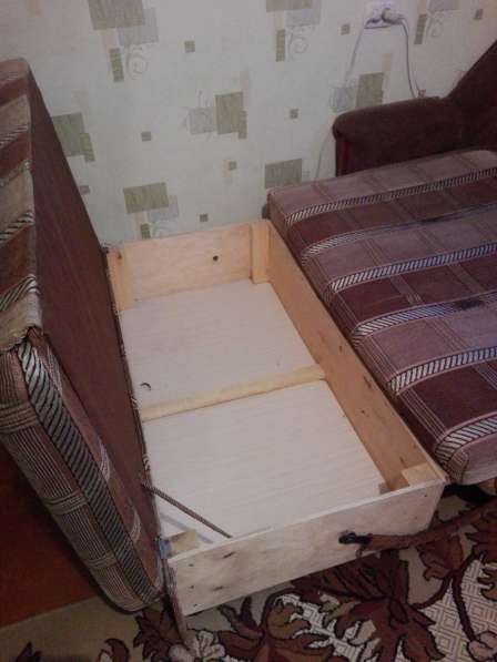 Продам Диван-кровать б/у,есть недостатки видно на фото,механ в Новосибирске