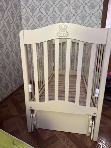 Кроватка маятник, новая, есть небольшие потертости в Новосибирске фото 3