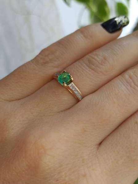 Золотое кольцо с бриллиантами и изумрудом в Москве