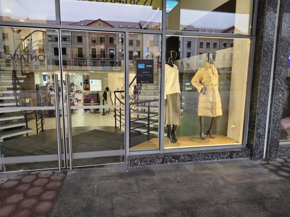 Действующий магазин итальянской одежды с оборудованием