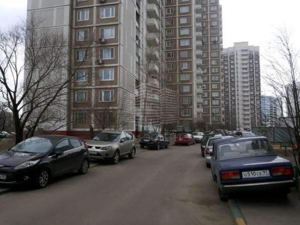 Продам четырехкомнатную квартиру в Москве. Жилая площадь 101 кв.м. Этаж 2. Дом панельный. 