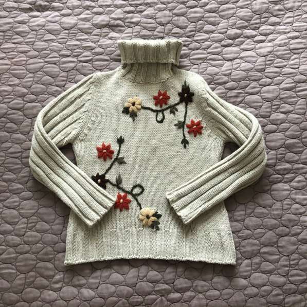 Серый свитер с цветами immagi