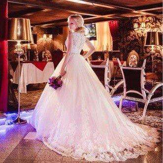 кружевное свадебное платье со шлейфом