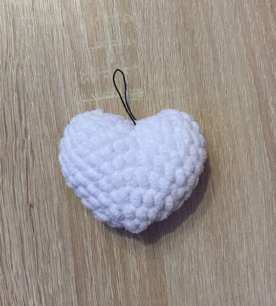 Вязаный брелок-сердечко