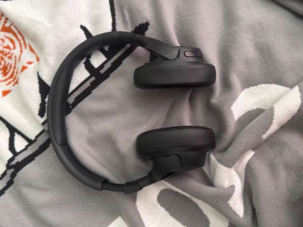 Продам оригинальные наушники JBL