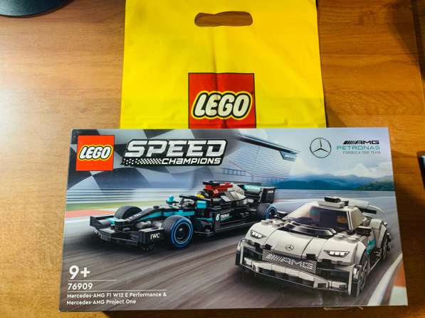 Коллекционный набор Lego Speed Champions Mercedes-AMG F1