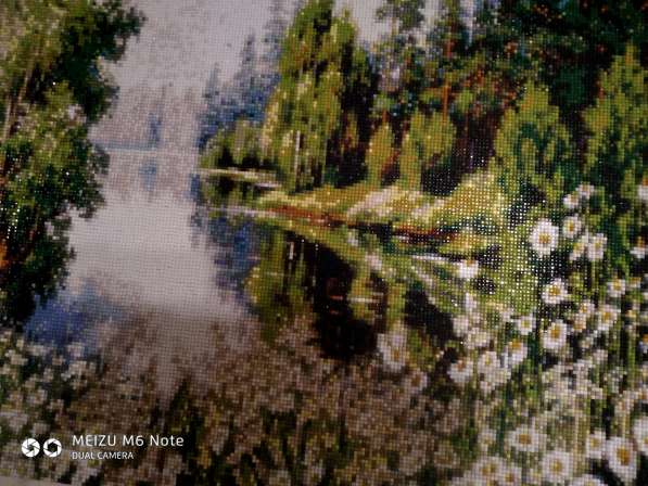 Алмазная картина "Ромашки у реки""