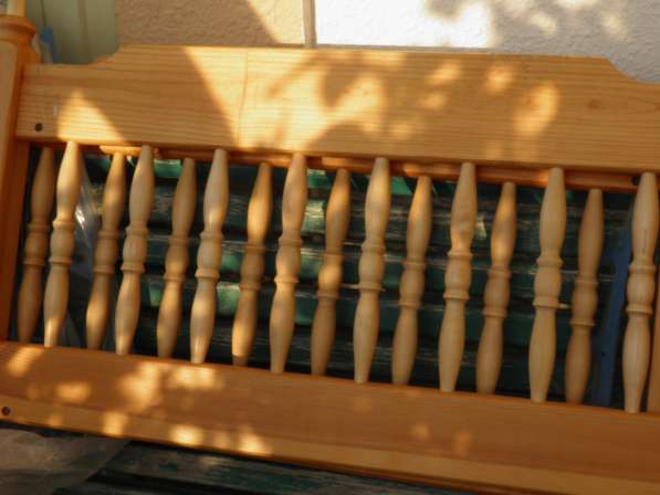 Односпальная кровать с резными деревянными спинками в Анапе фото 3