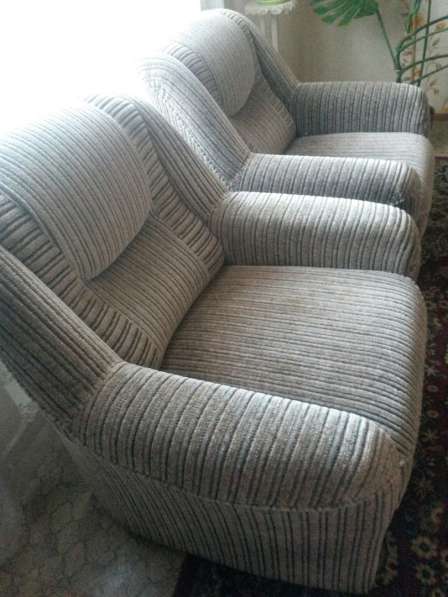 Продам 2 мягких кресла, серого цвета в фото 3