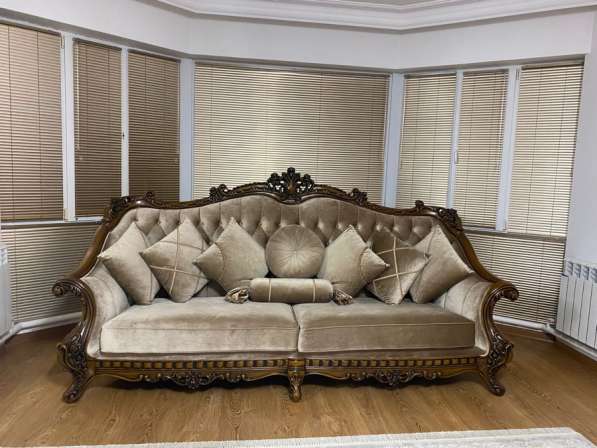 Диван с двумя креслами