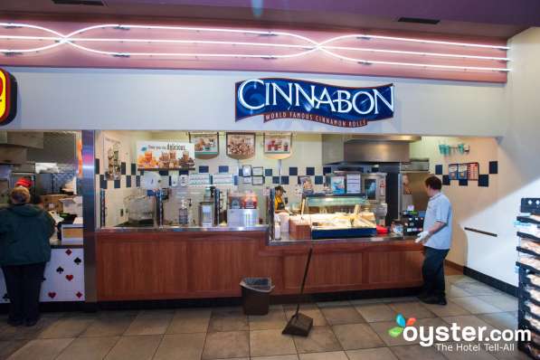 Бармен кассир в кафе cinnabon