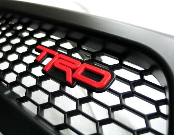 Toyota Hilux Revo 2014 решетка радиатора черная TRD стиль в фото 4