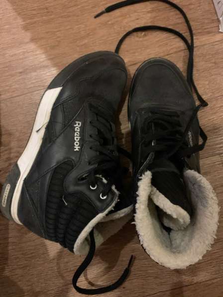 Продаю зимние женские кроссовки Reebok