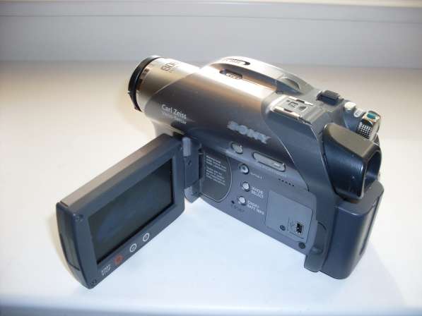 Sony DCR-DVD305E - цифровая видеокамера + доп. аккумулятор в Екатеринбурге
