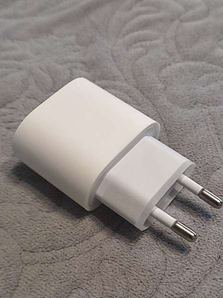Блок зарядного устройства USB адаптер Apple USB-C 20 W в фото 3