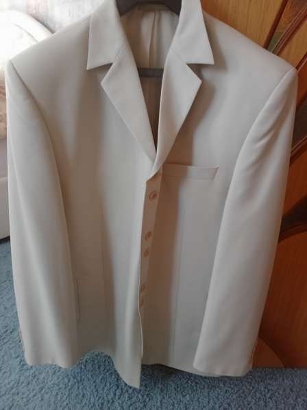 Продам белый мужской костюм в Юрге