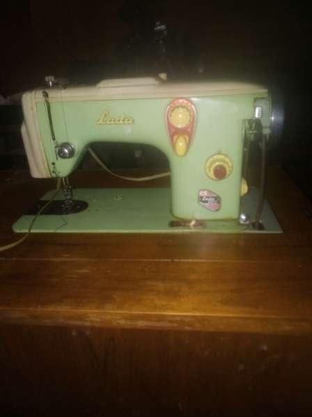 Старенькая швейная машинка