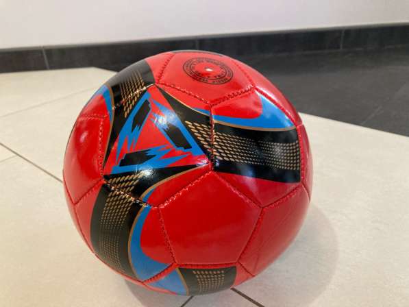 Футбольный профессиональный мяч размер 5 цвет красный