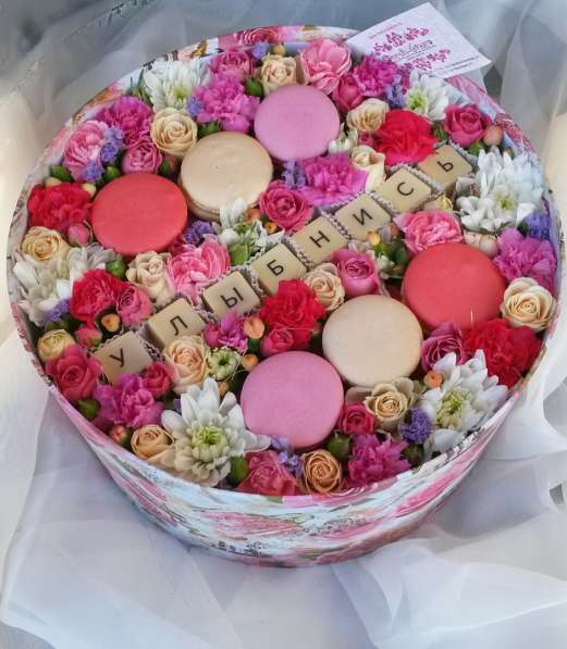 Коробочка с цветами и буквами