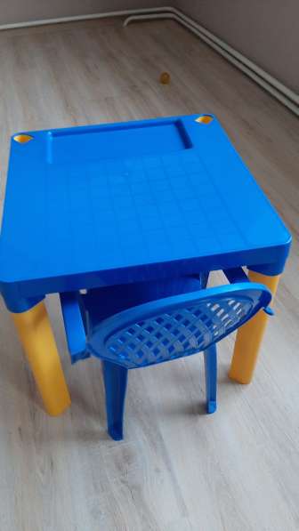 Детский стол со стульчиком пластмассовый, в хорошем состояни