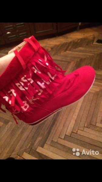 Классная обувь красного цвета