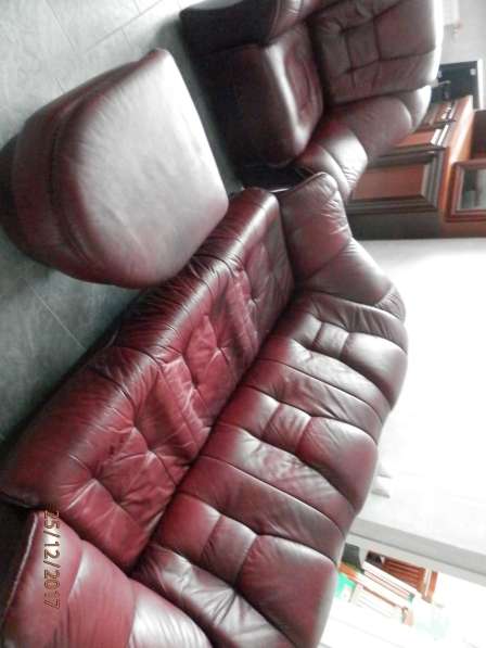 Продаю кожаный диван в комплекте с креслом и пуфом в Москве фото 3