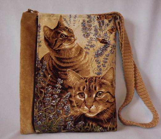 Яркая и практичная женская текстильная сумочка ручной работы с рисунком «Кошки»