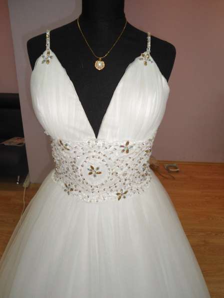 Белое свадебное платье а-силуэт