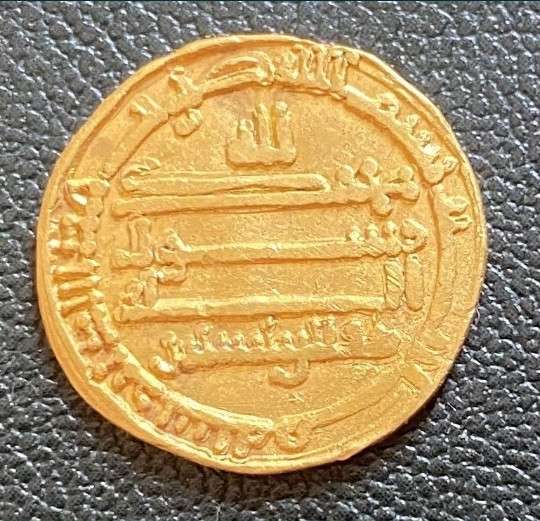 Золотая монета 816-года выпуска