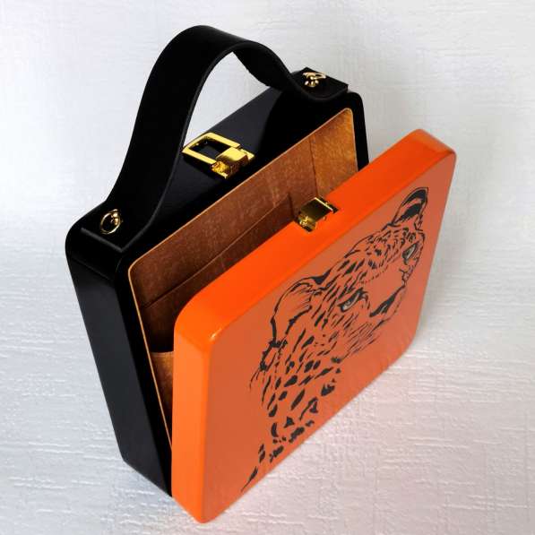 Авторская сумочка из дерева с художественной росписью в фото 7