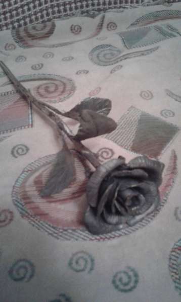 Кованая роза:чёрного цвета патина золото в фото 3