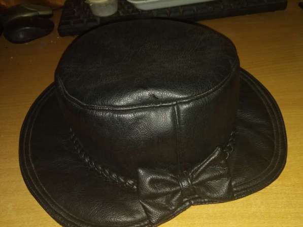 Продам женскую кожаную шапку