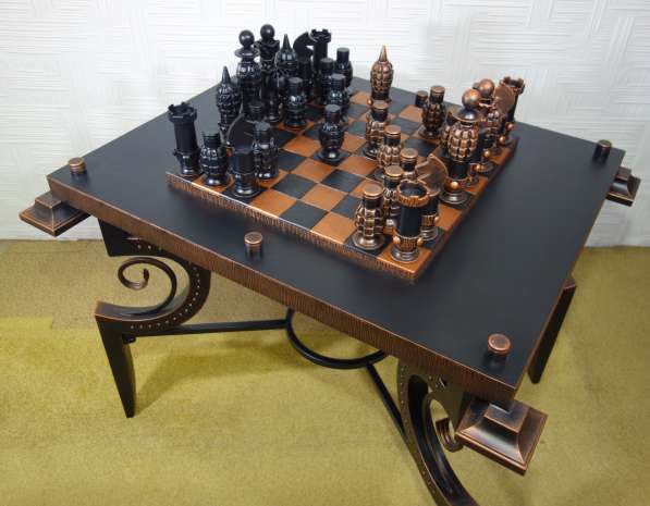 Шахматный стол и военные шахматы