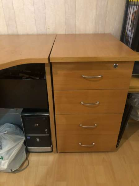 Продам угловой стол в Новосибирске
